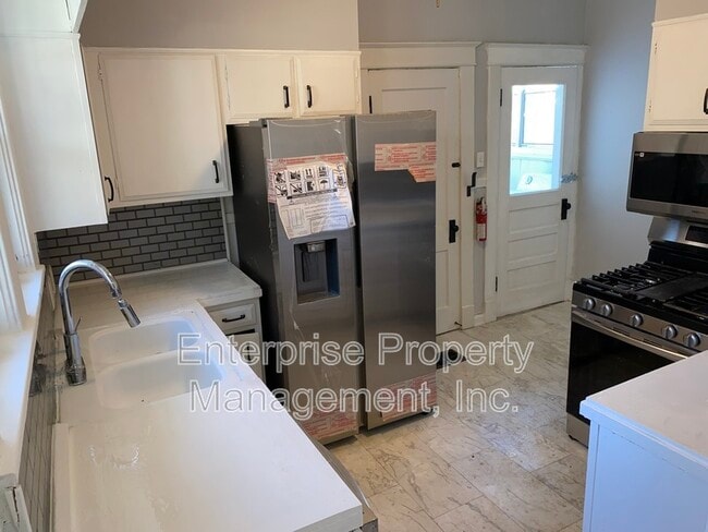 Building Photo - 414 N Willett St