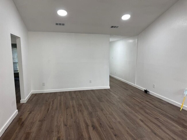 Building Photo - 23911 Verngate Dr