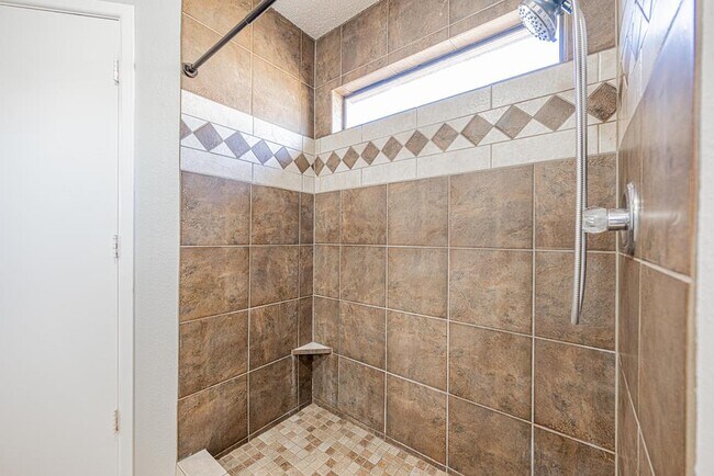 Building Photo - 105 Quail Run