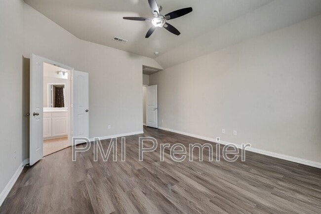 Building Photo - 2900 N Umberland Dr