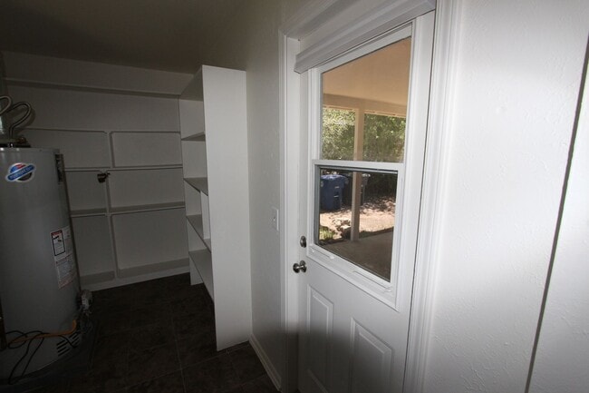 Building Photo - AVAILABLE NOW! Charming Single-Story Home ...