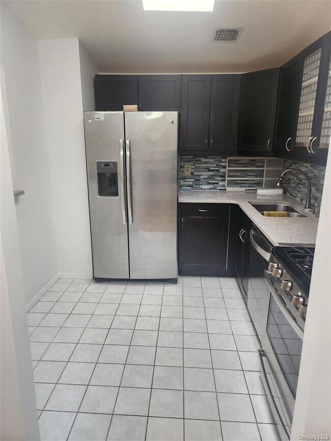 Building Photo - 82-74 Country Pointe Cir