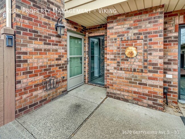 Primary Photo - Renovated 2 Bed 1.5 Bath 1 Car Garage! - D...