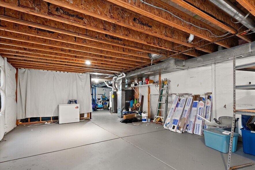 Building Photo - 2475 Saint Paul Dr