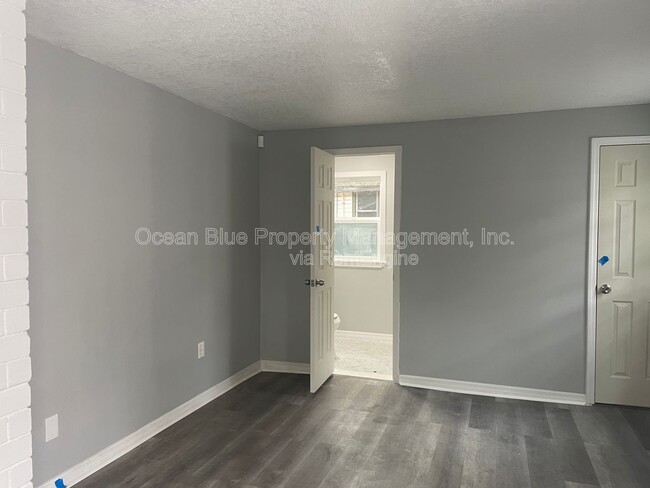 Building Photo - 2010 E Waters Ave