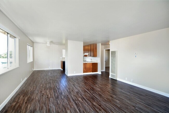 Building Photo - 18854-18858p