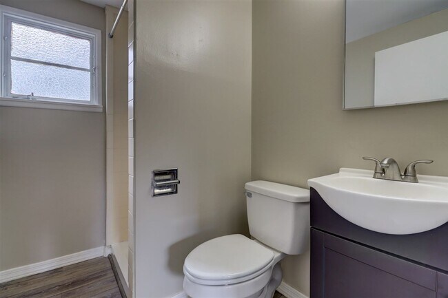 Building Photo - Price reduced. College students welcome in this 4 bedroom home!