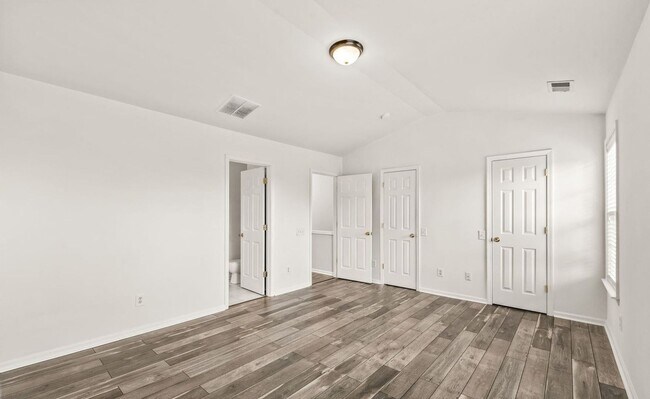 Building Photo - This Stunning Townhome in the Heart of Ballantyne