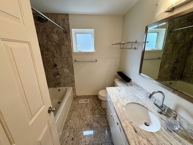 Building Photo - 1541 Cherrylane Pl S