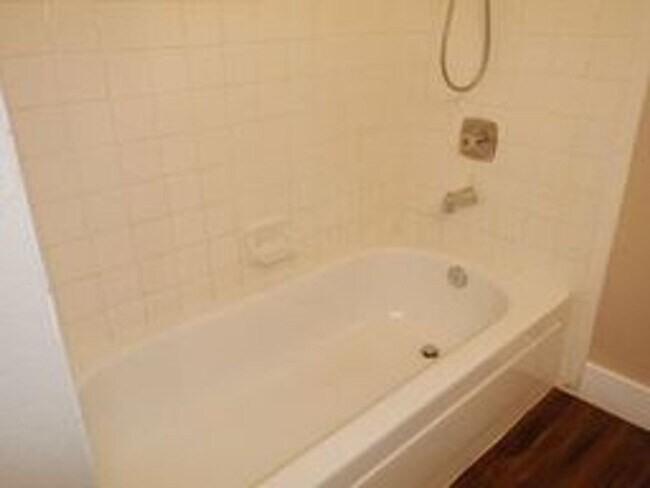 Building Photo - Charming 2nd floor townhome with large, co...