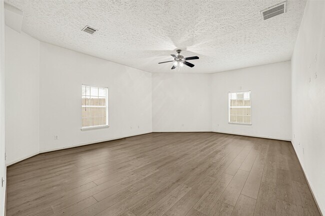 Building Photo - 10535 Emnora Ln