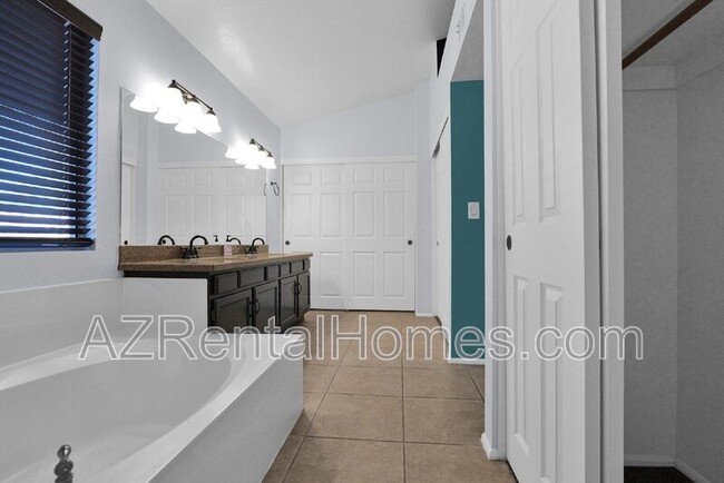 Building Photo - 39 E La Vieve Ln
