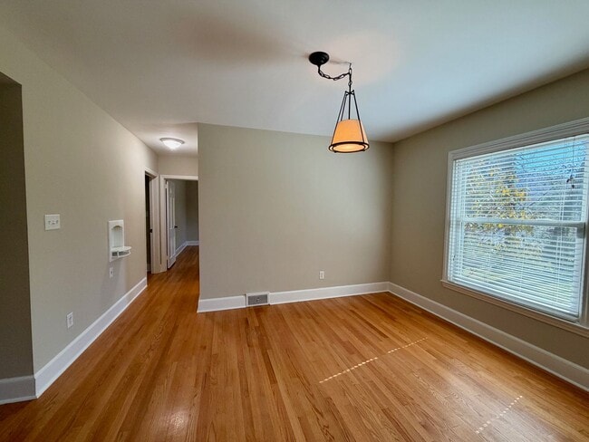 Building Photo - Shorewood Drive