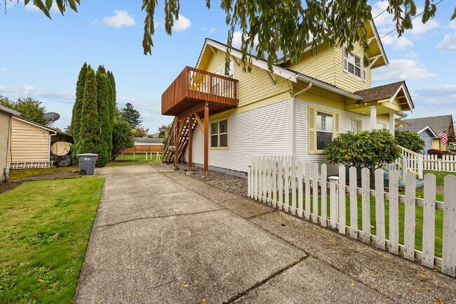 Building Photo - Adorable upper-floor "duplex." 1 brm,  Was...