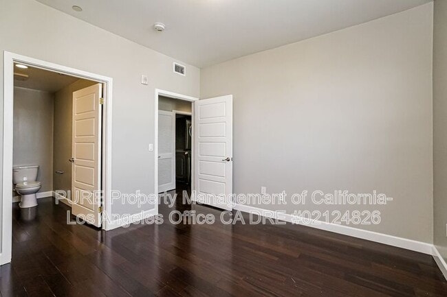 Building Photo - 11740 Vanowen St