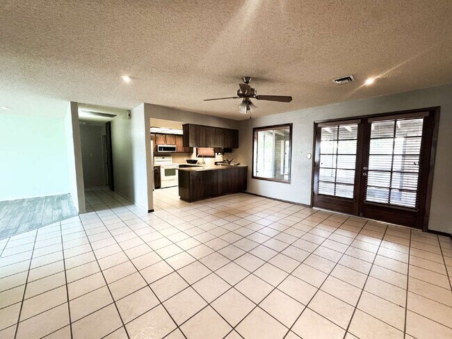 Building Photo - "Charming 3-Bed Oasis with 2 Baths and 170...