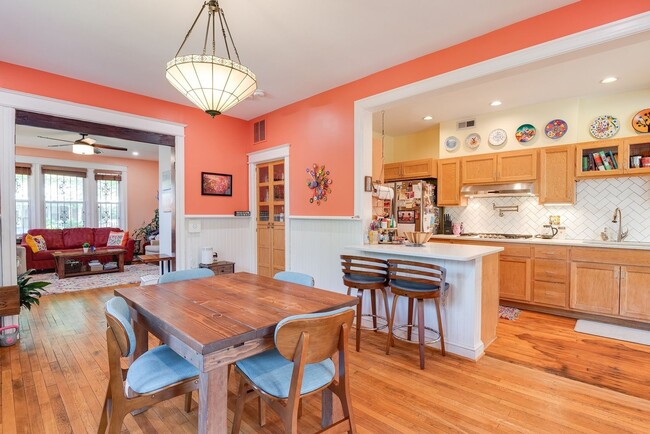 Building Photo - Unbeatable Family Home in the City w/ Park...