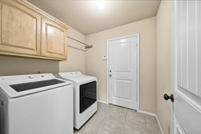Building Photo - This well-designed home offers 3 bedrooms plus a flex room with a closet that can easily serve as...