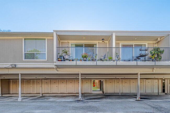 Building Photo - 2234 S Piney Point Rd