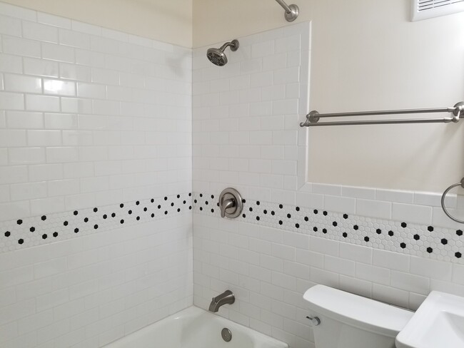Full Bath - 1405 Taylor Ave