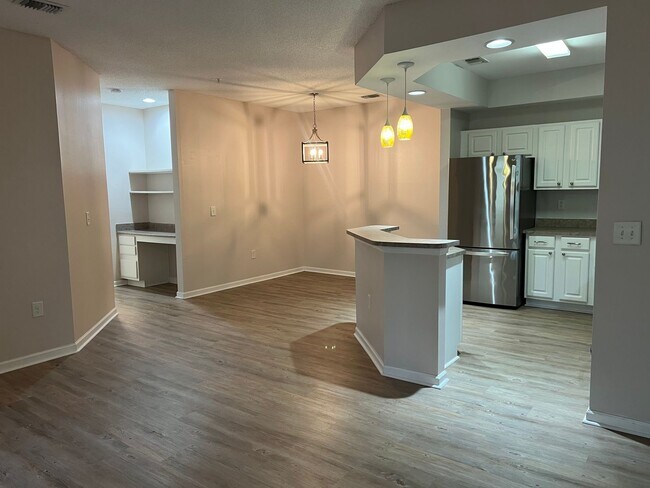 Building Photo - Lovely Condo with Updated Bathrooms and Private View - Summer House