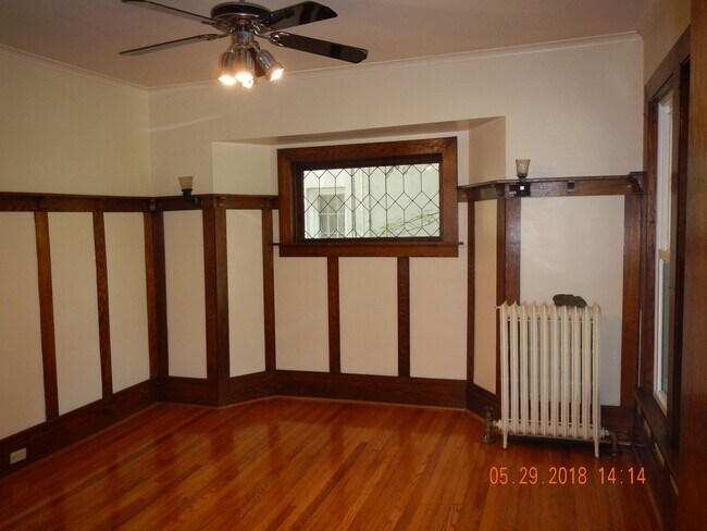 Building Photo - Available 6/1/25 Charming Two Story Single...