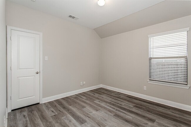 Building Photo - 1203 Rendyn St