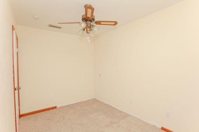 Building Photo - Spacious 4BR Home with a Fenced Yard & Jetted Tub