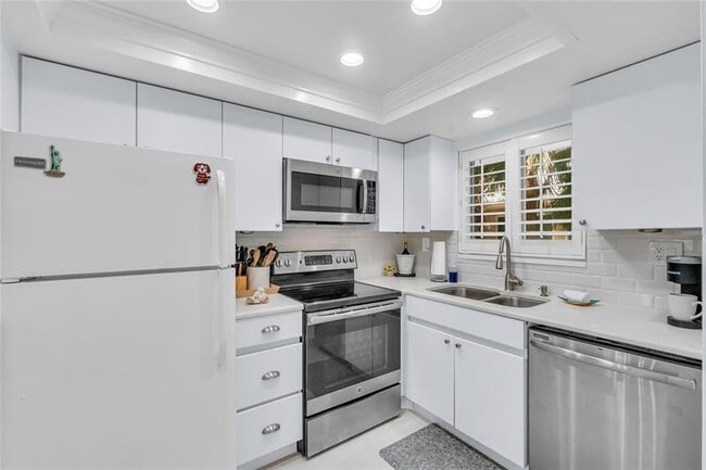 Building Photo - 1198 Hillsboro Mile