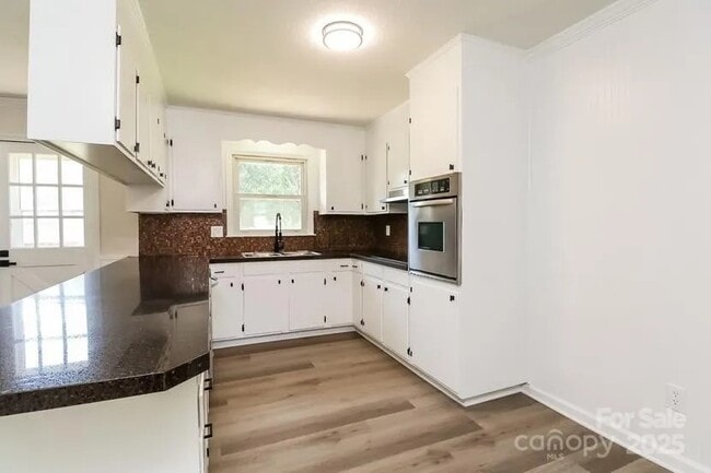 Building Photo - 2366 Old Field Rd