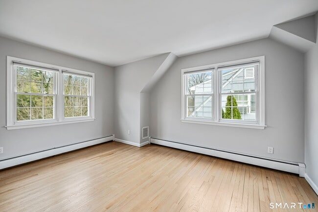 Building Photo - 5 River St