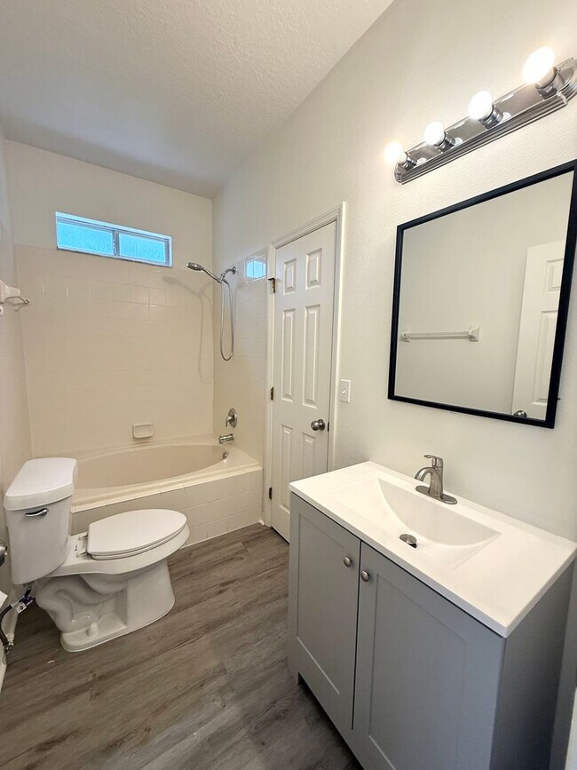 Building Photo - Nice 4/2 Two-Story Home in Seminole County...