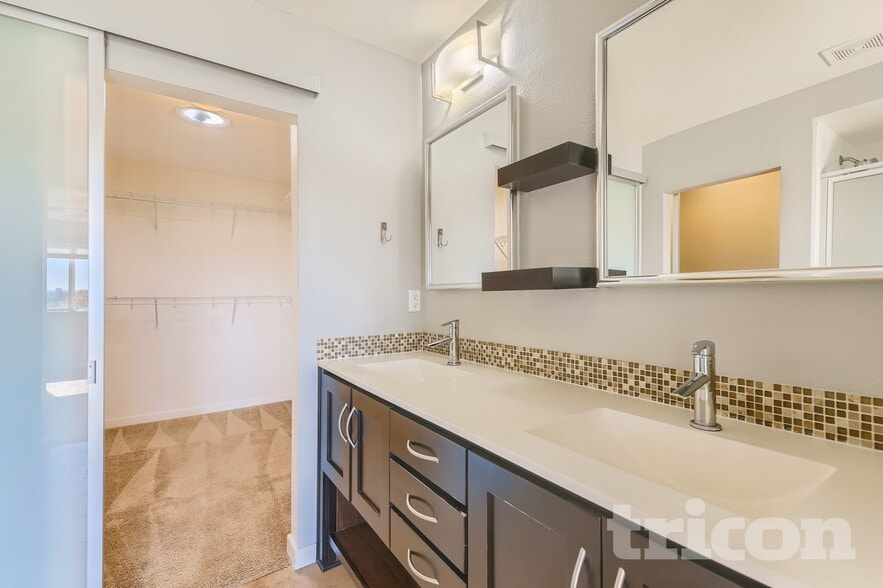 Building Photo - 10239 Southlawn Cir