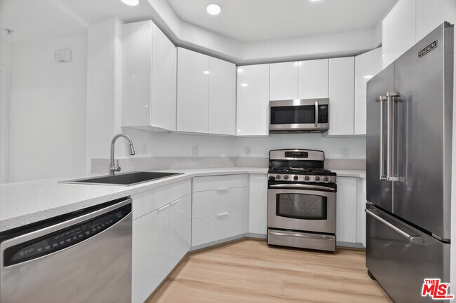 Building Photo - 360 W Ave 26