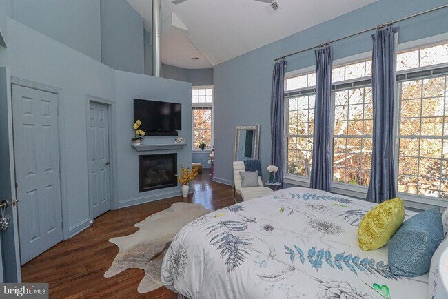 Building Photo - 1596 N Colonial Terrace