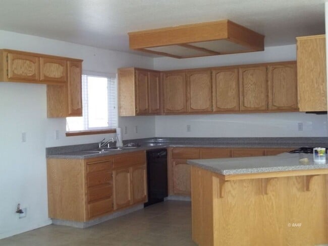 Building Photo - Charming 3 Bed, 2 Bath Rental with Convenient Features - $1,500 Deposit