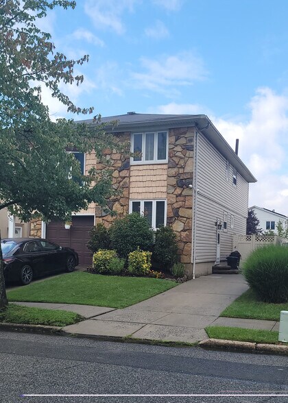 Building Photo - 31 Devens St