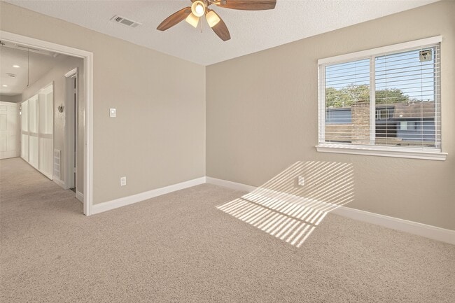 Building Photo - 1709 Coles Farm Dr