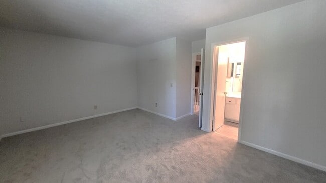 Building Photo - Two Bedroom 2.5 Bath Townhouse for Rent in...