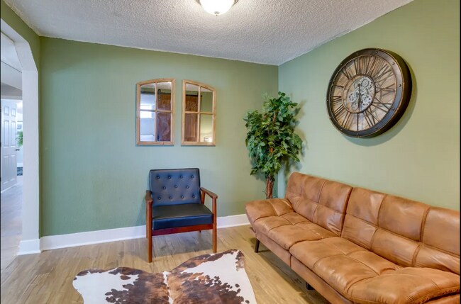 Building Photo - Updated 2BD, 1BA Half-Duplex in North Park...