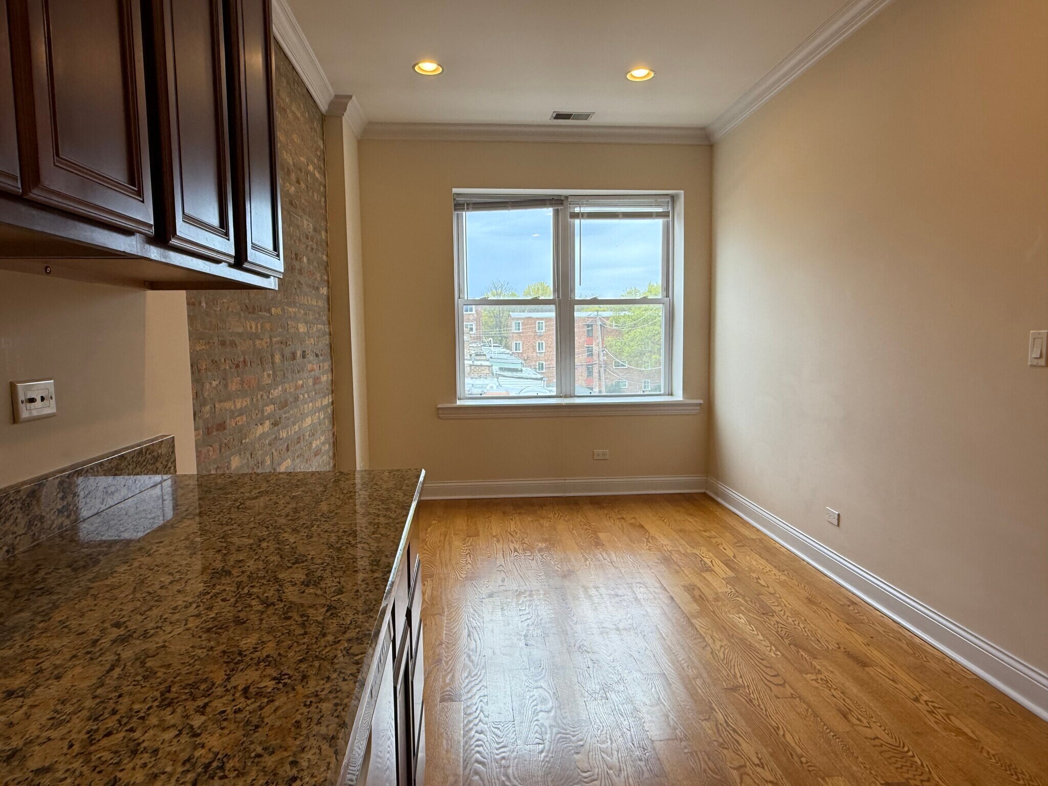 Eat in Kitchen Dining - 6150 N Ravenswood Ave