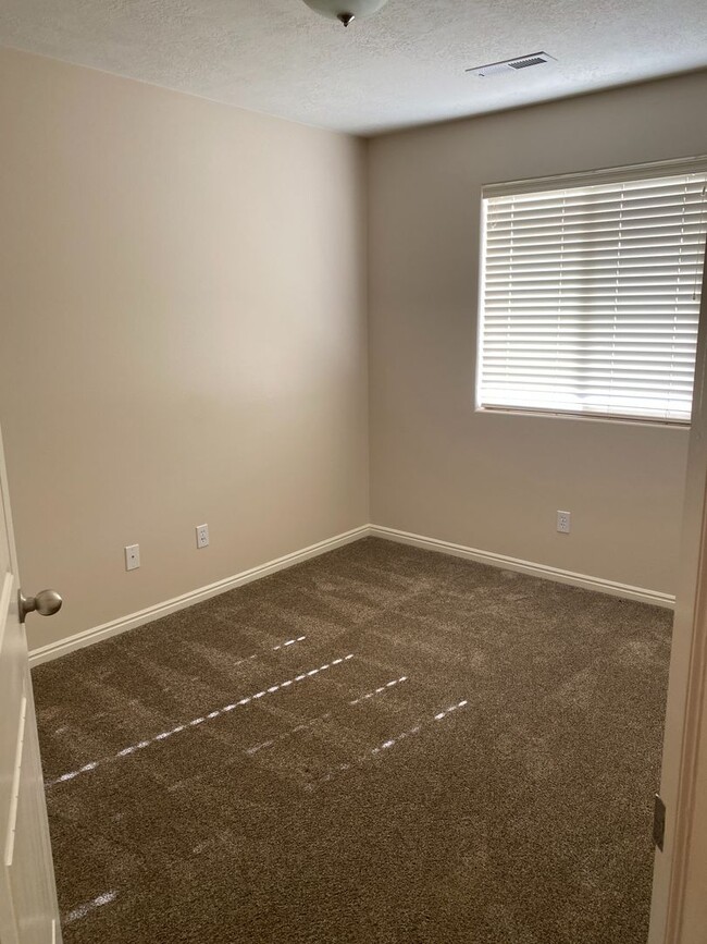 Building Photo - Very nice 3 bedroom 2.5 bath townhome in g...