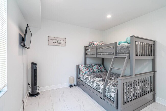 Building Photo - Beachfront Bloo's -2 Units-Ocean View Balc...