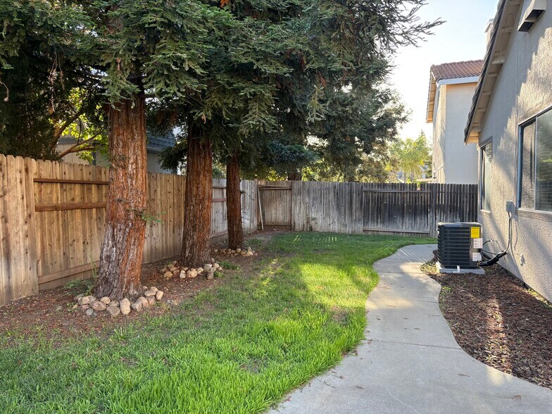 Building Photo - 905 Sapphire Cir