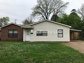 Building Photo - ****2016 Clover - Alexandria