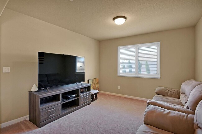 Building Photo - Beautiful 3 Bedroom Edgewater Home with Loft & 3-Car Garage