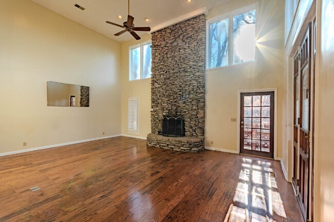 Building Photo - River View, Very Private Home!