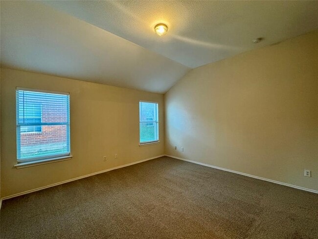 Building Photo - 227 Ashwood N