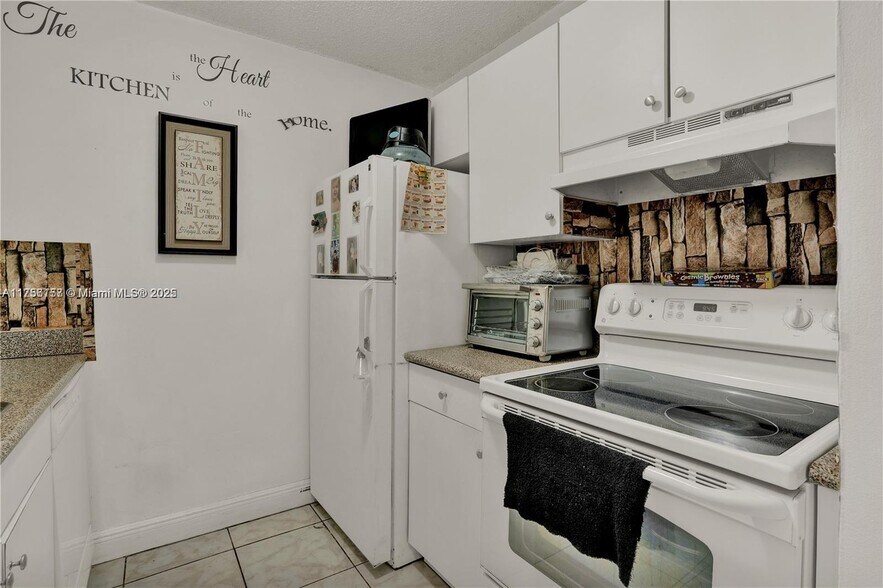 Building Photo - 7425 SW 152nd Ave