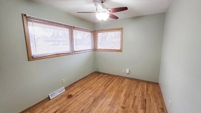 Building Photo - Charming & Updated 3-Bedroom Home with Sunroom, Fireplace & Garage